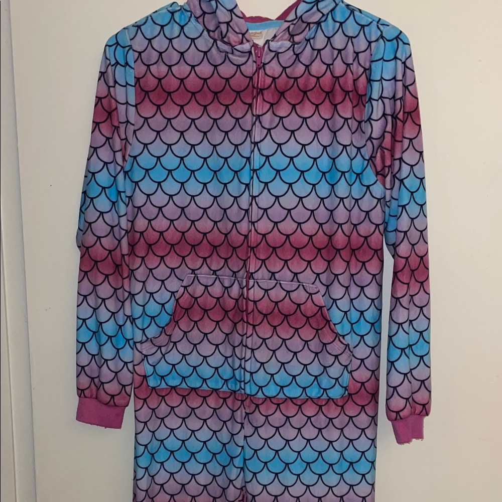 Adorable zip up PJs mermaid print with hood size XL very good condition